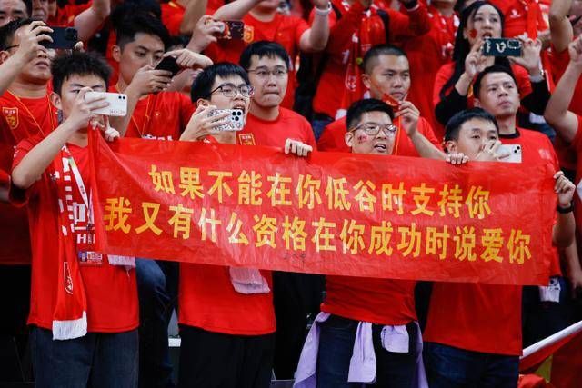 巴萨两连败后欧冠前景堪忧，但不宜轻言放弃